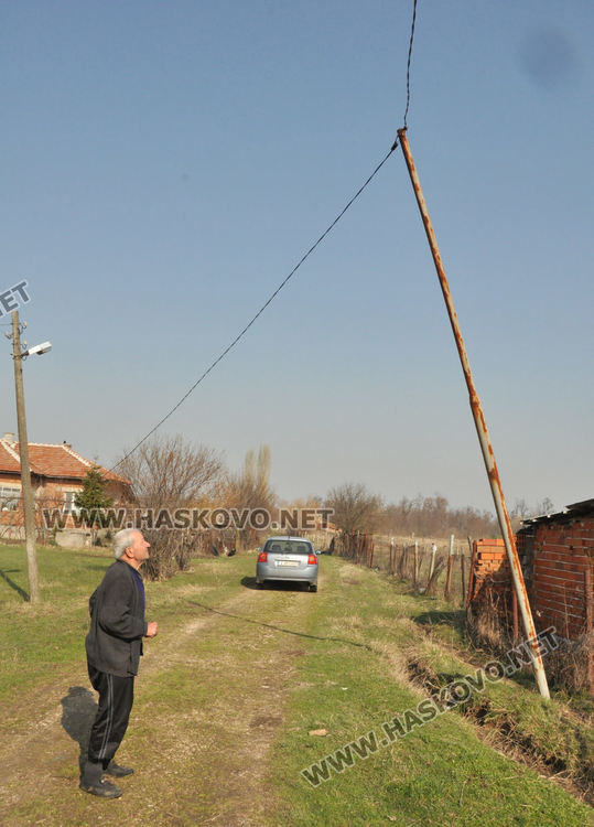 Наклонен стълб пред падане, обещаха да го укрепят