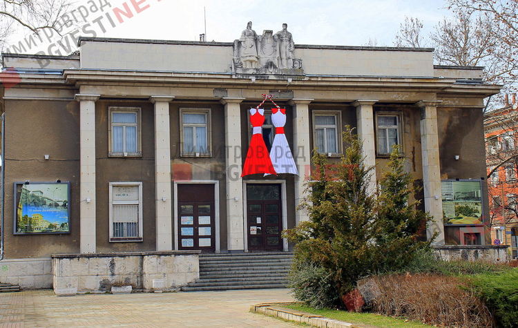 С огромни мартеници украсяват Димитровград