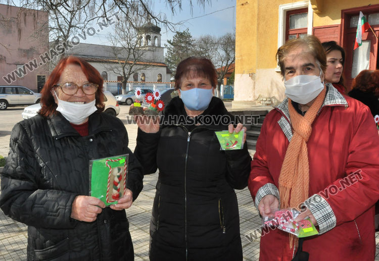 Организираха мартенски базар за декориране на училището във Войводово