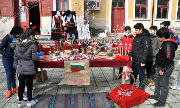 Организираха мартенски базар за декориране на училището във Войводово