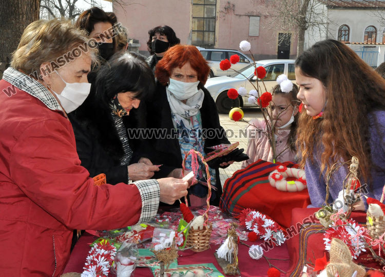 Организираха мартенски базар за декориране на училището във Войводово