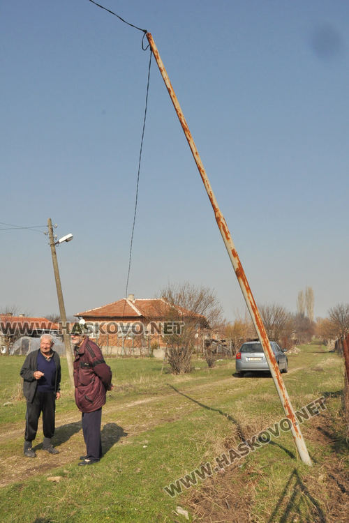 Наклонен стълб пред падане, обещаха да го укрепят