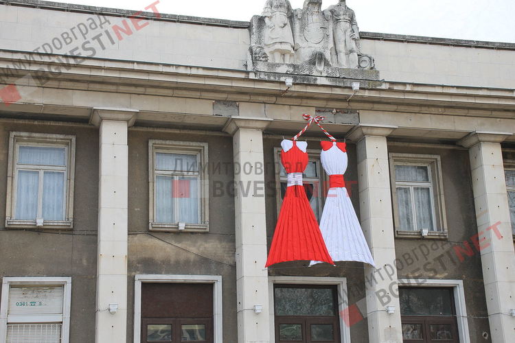 С огромни мартеници украсяват Димитровград