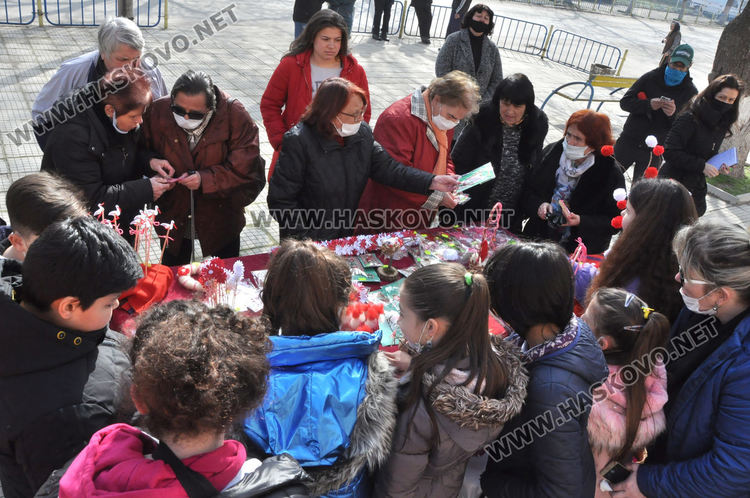 Организираха мартенски базар за декориране на училището във Войводово