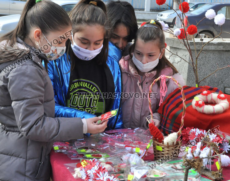 Организираха мартенски базар за декориране на училището във Войводово