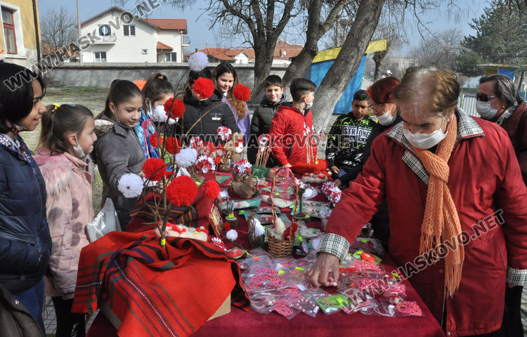 Организираха мартенски базар за декориране на училището във Войводово