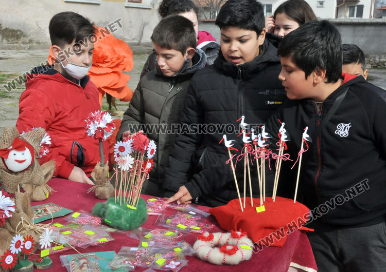 Организираха мартенски базар за декориране на училището във Войводово