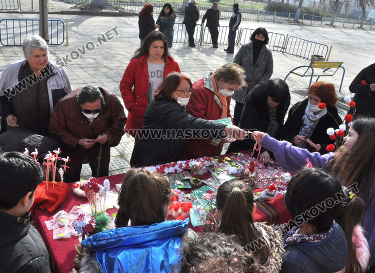 Организираха мартенски базар за декориране на училището във Войводово