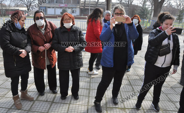 Организираха мартенски базар за декориране на училището във Войводово