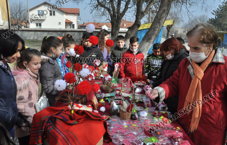 Организираха мартенски базар за декориране на училището във Войводово