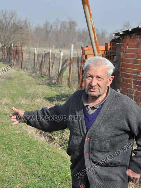 Наклонен стълб пред падане, обещаха да го укрепят