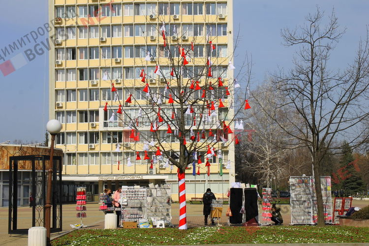 С огромни мартеници украсяват Димитровград