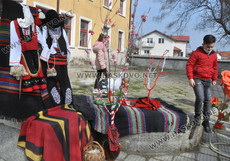 Организираха мартенски базар за декориране на училището във Войводово