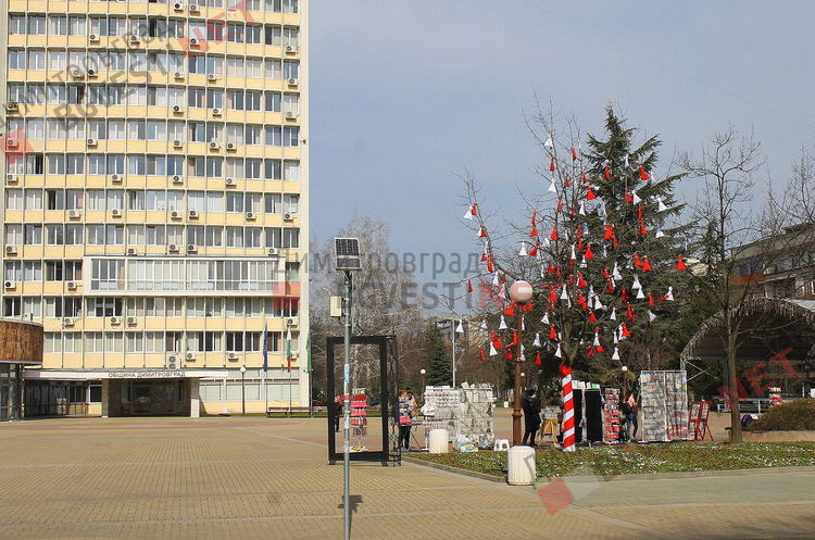 С огромни мартеници украсяват Димитровград