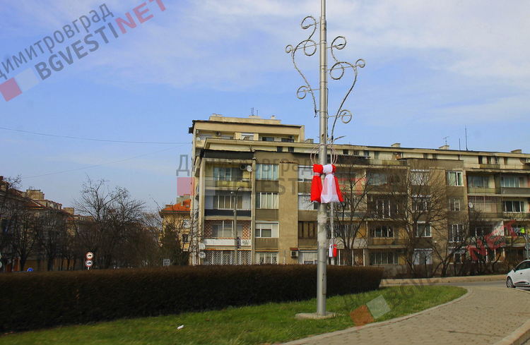 С огромни мартеници украсяват Димитровград