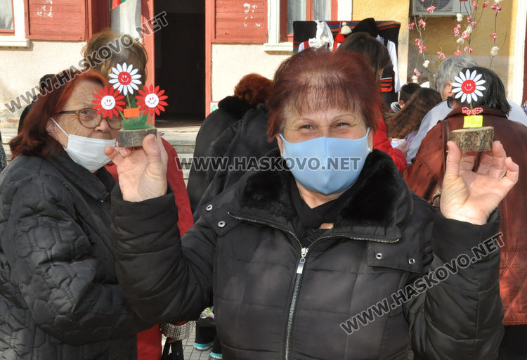 Организираха мартенски базар за декориране на училището във Войводово