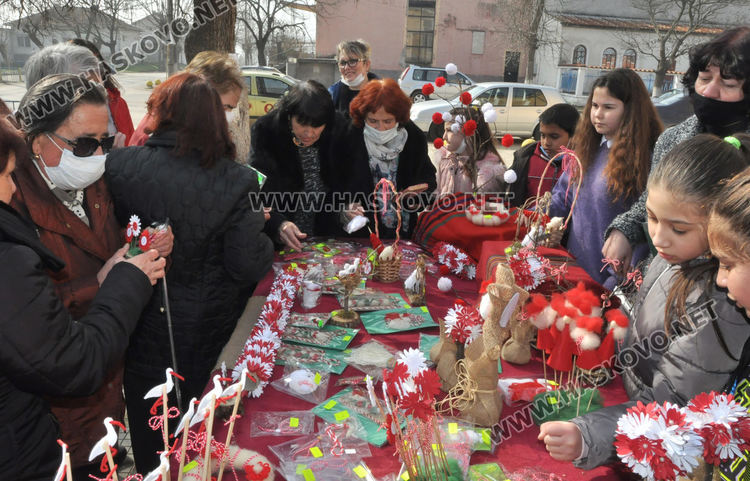 Организираха мартенски базар за декориране на училището във Войводово
