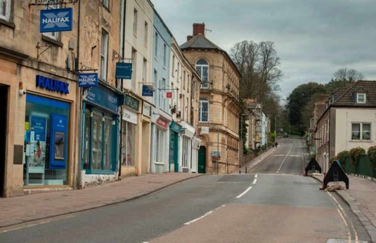 Полицията в Съмърсет издирва неизвестен, който праща пари на местни хора