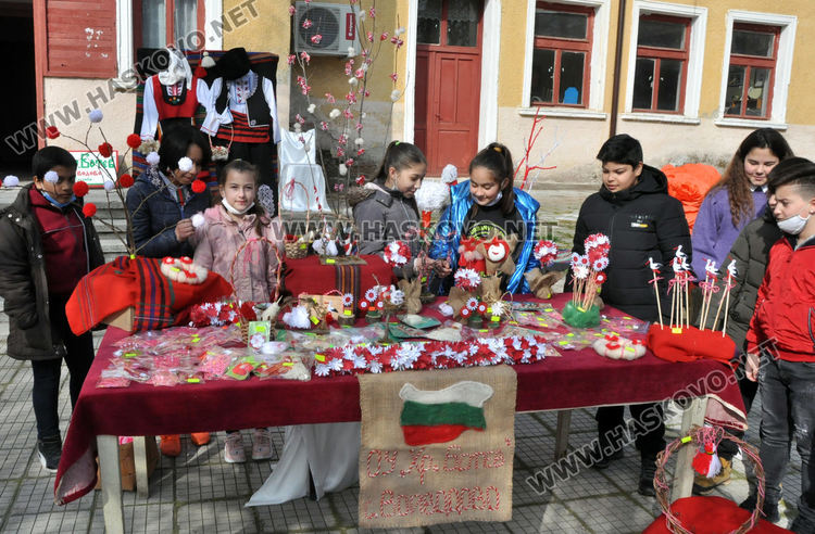 Организираха мартенски базар за декориране на училището във Войводово