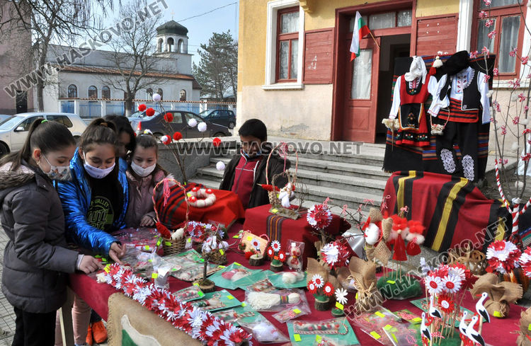 Организираха мартенски базар за декориране на училището във Войводово
