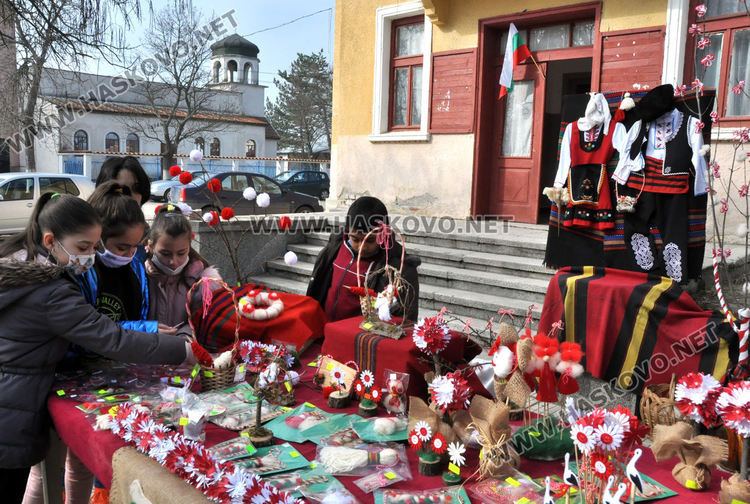 Организираха мартенски базар за декориране на училището във Войводово