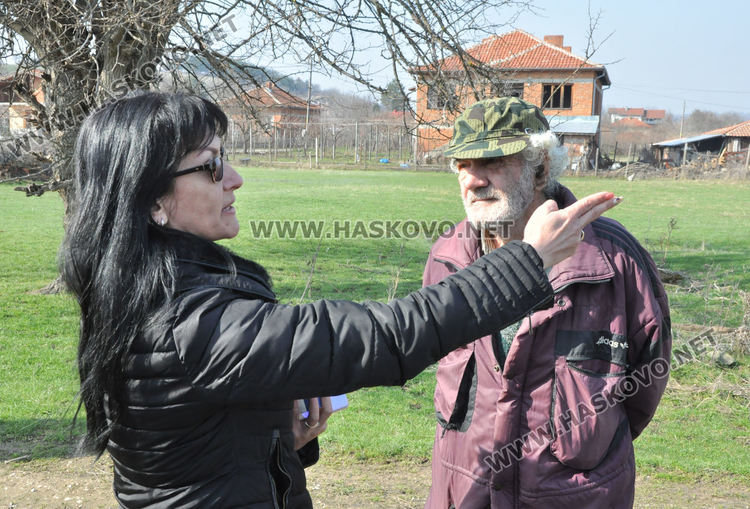 Наклонен стълб пред падане, обещаха да го укрепят