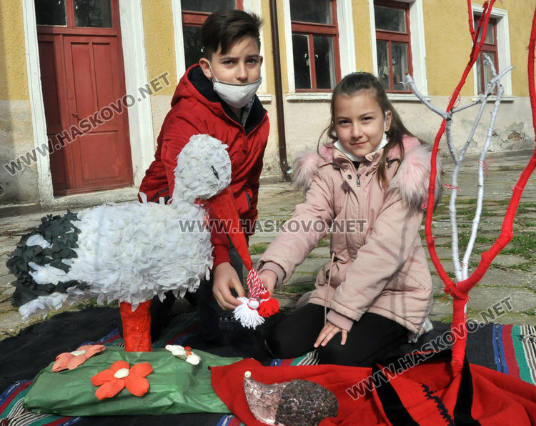 Организираха мартенски базар за декориране на училището във Войводово