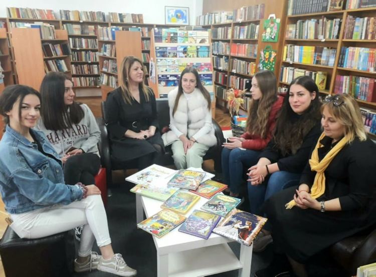 Младите ротарианци дариха книги с приказки на Регионалната библиотека в Кърджали