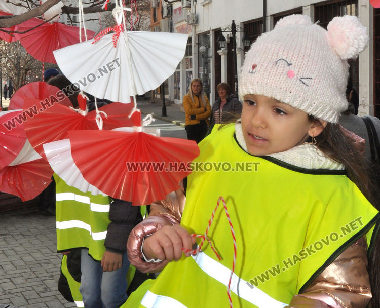 Дърветата по главната на Хасково радват в бяло и червено 