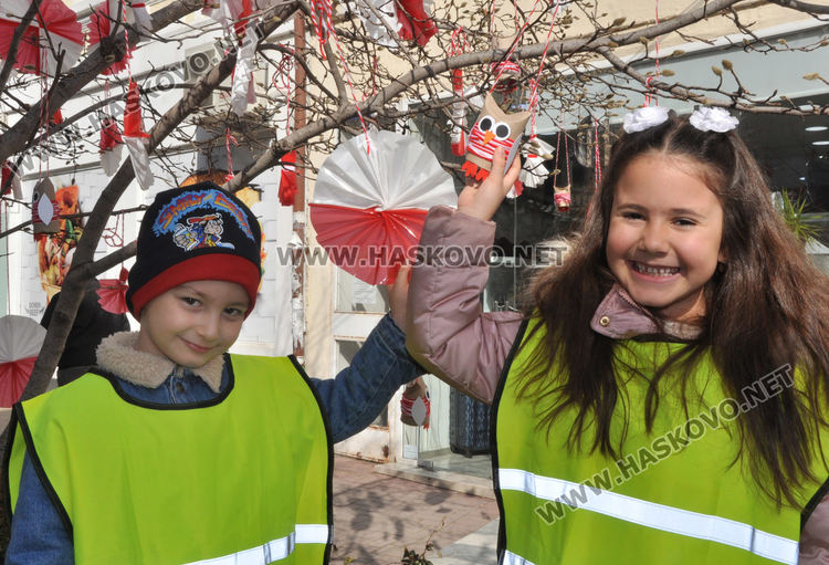 Дърветата по главната на Хасково радват в бяло и червено 