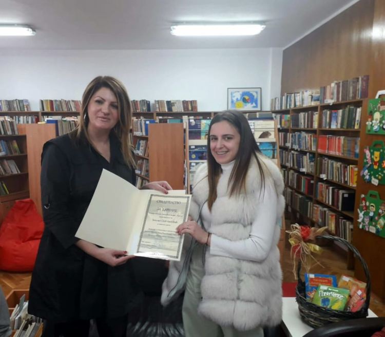 Младите ротарианци дариха книги с приказки на Регионалната библиотека в Кърджали