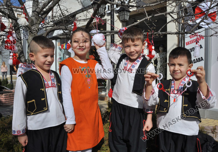 Дърветата по главната на Хасково радват в бяло и червено 