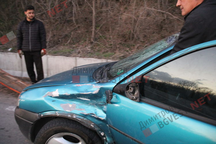 Моторист разби с глава предното стъкло на Опел - поредна катастрофа на околовръстното на Димитровград