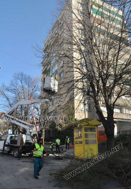 Част от центъра на Хасково е затворен за почистване на шахти и дървета