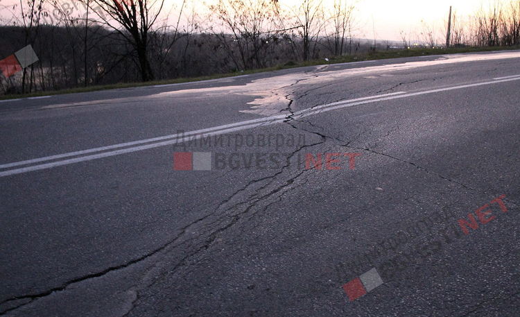 Моторист разби с глава предното стъкло на Опел - поредна катастрофа на околовръстното на Димитровград