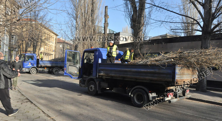 Част от центъра на Хасково е затворен за почистване на шахти и дървета