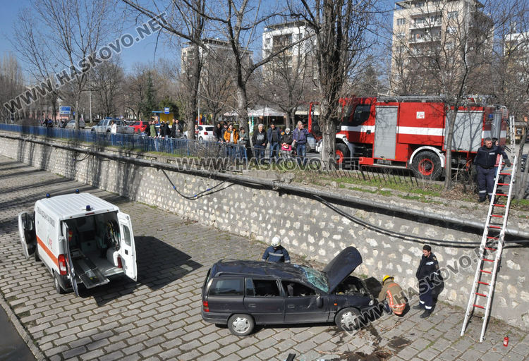 Цивилен полицай първи се притекъл на помощ на пострадалите от падналата в реката кола