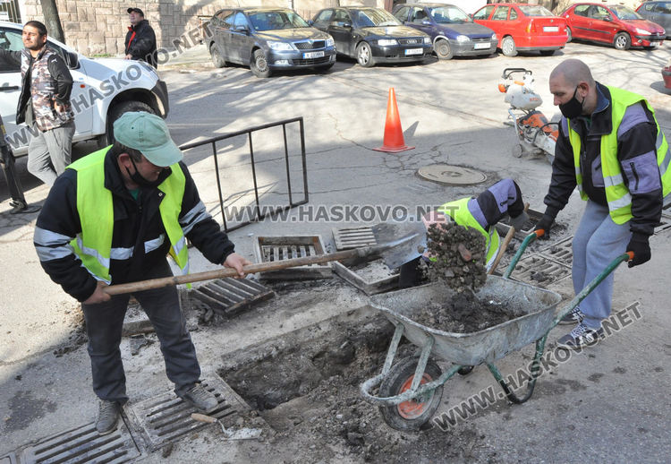 Част от центъра на Хасково е затворен за почистване на шахти и дървета
