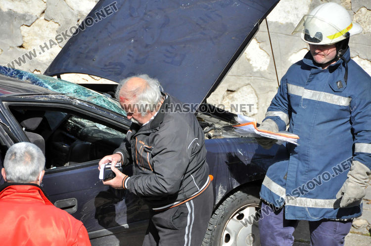 Цивилен полицай първи се притекъл на помощ на пострадалите от падналата в реката кола