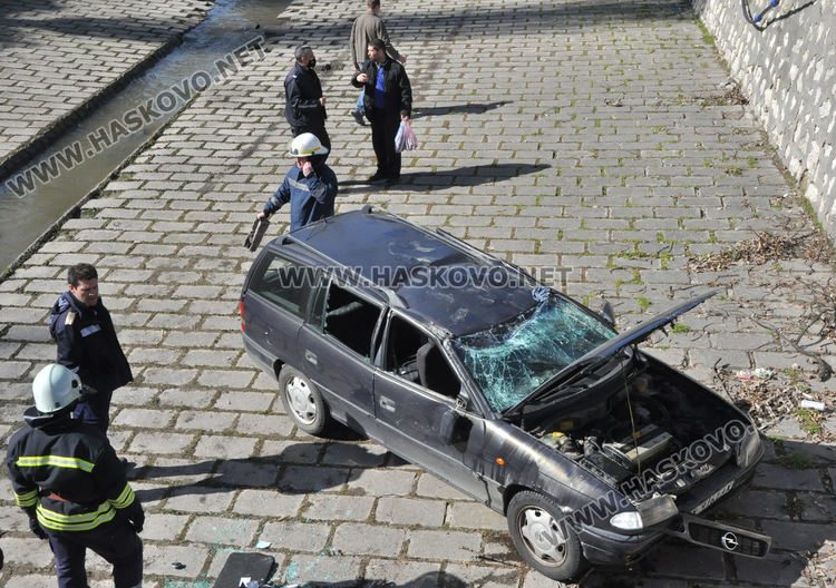 Цивилен полицай първи се притекъл на помощ на пострадалите от падналата в реката кола