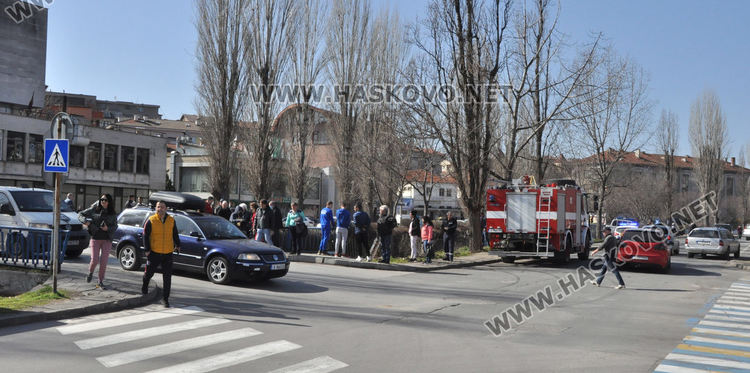 Цивилен полицай първи се притекъл на помощ на пострадалите от падналата в реката кола