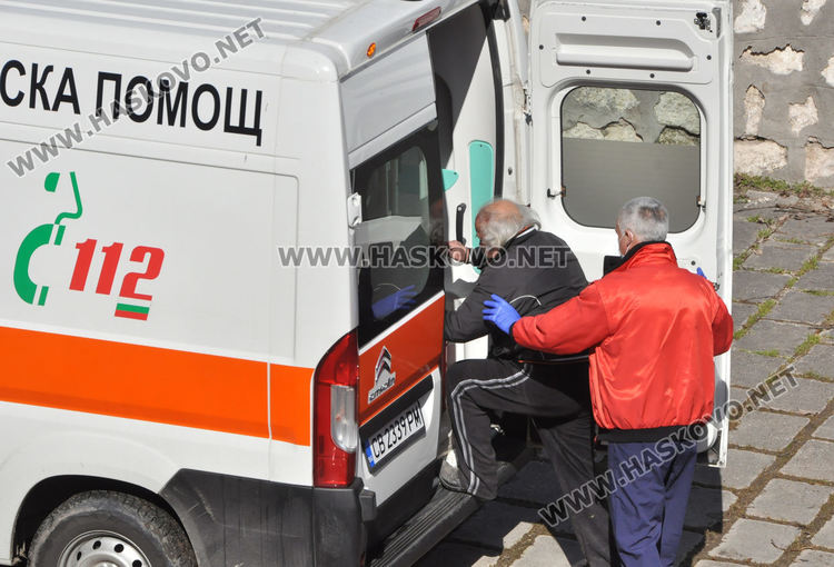 Цивилен полицай първи се притекъл на помощ на пострадалите от падналата в реката кола