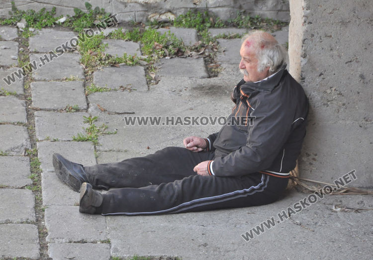 Цивилен полицай първи се притекъл на помощ на пострадалите от падналата в реката кола