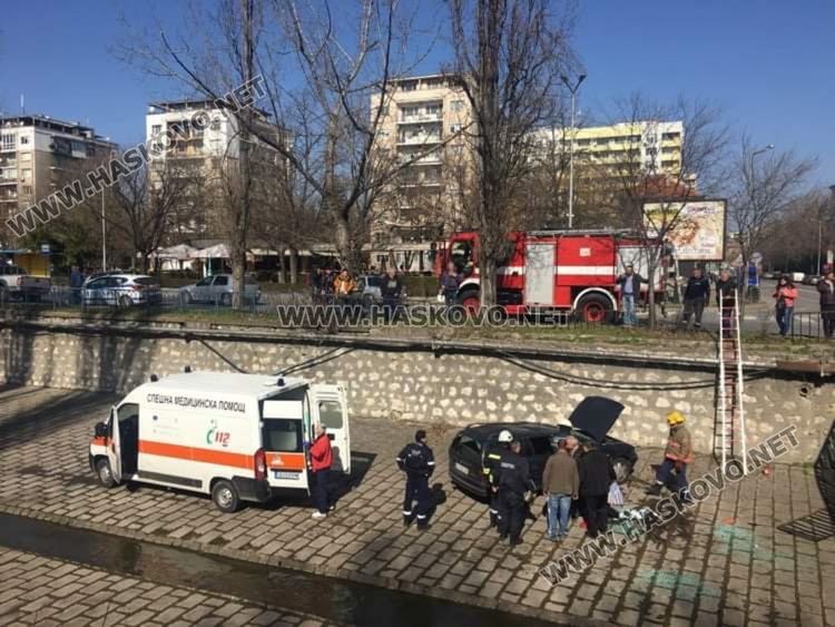Опел падна в реката, двама пострадали