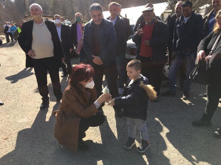 От АПИ обещаха пари за асфалтиране входа на Неделино