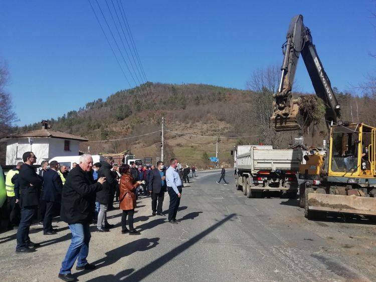 Цвета Караянчева даде старт на ремонтите на два ключови пътни участъка в областта