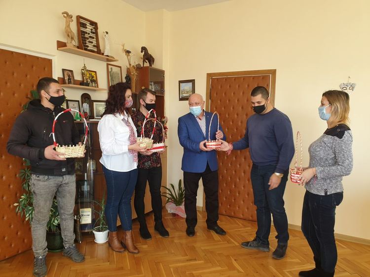 Младежите от ГЕРБ в Кърджали дариха с мартеници медиците от COVID-отделенията на болницата