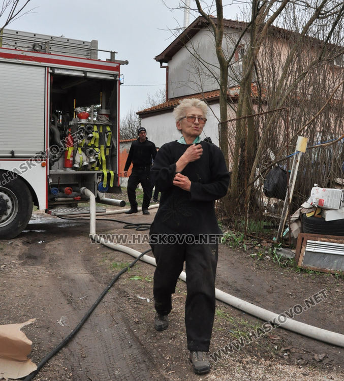 Пламна вила в Хасково, стопаните се втурнаха да спасяват кучета
