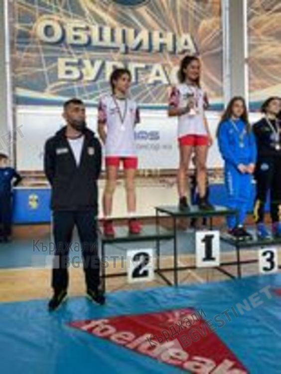 Златните момичета на Момчилград сътвориха зрелищен финал в свободната борба