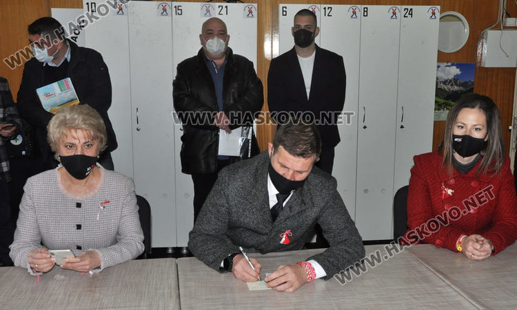 Делян Добрев с Ковид. Листата на ГЕРБ за Парламента регистрира кметът на Хасково Дечев